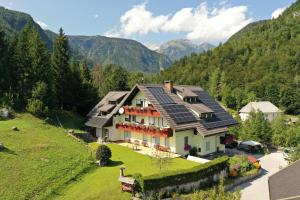 una casa con paneles solares en el techo en Apartments Bohinj Mavrica, en Bohinj