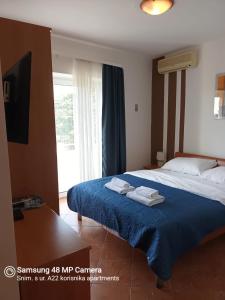 ein Schlafzimmer mit einem Bett mit zwei Handtüchern darauf in der Unterkunft Apartments Ivančić in Novi Vinodolski