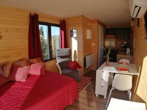 Posezení v ubytování Les lodges de l'oliveraie de Virevent