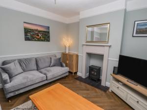 uma sala de estar com um sofá e uma lareira em Millside em Lincoln