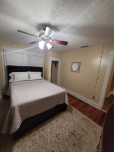 1 dormitorio con 1 cama y ventilador de techo en EXQUISITE FAMILY HOME, en Lakeland