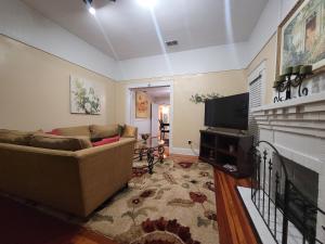uma sala de estar com um sofá e uma televisão de ecrã plano em EXQUISITE FAMILY HOME em Lakeland