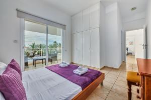 ein Schlafzimmer mit Bett und Blick auf das Meer in der Unterkunft Villa Haven by Ezoria Villas in Coral Bay + 29 Fotos