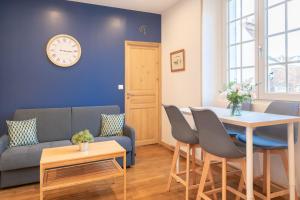 a living room with a couch and a table at Sweet Aulne in Joigny