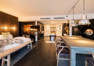 una camera con letto e sala da pranzo di Designhotel ÜberFluss a Brema