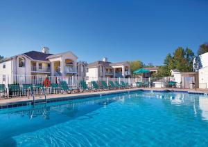 uma piscina com cadeiras num quintal em Club Wyndham Branson at The Falls em Branson