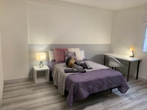Un pat sau paturi într-o cameră la Mirrooms