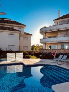 Bazén v ubytovaní Apt 321 Heaven Beach Apartments Guadalmansa Playa alebo v jeho blízkosti
