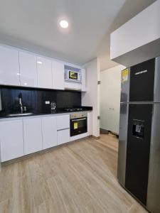 Una cocina o cocineta en Apartamento LONDRES 305 Edificio Torres de Barlovento Ibagué
