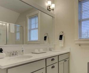 La salle de bains est pourvue de 2 lavabos et d'un grand miroir. dans l'établissement The Coastal Inn Outbuilding, à Cellardyke