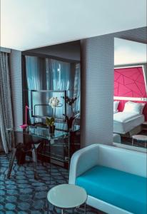 ベルゲンにあるマジック ホテル エキシビションのリビングルーム(ソファ付)、ベッドルーム1室が備わります。