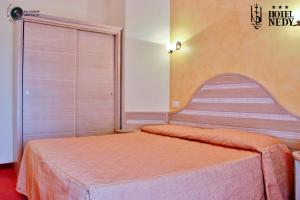 Postel nebo postele na pokoji v ubytování Hotel Nedy