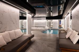 a living room with a pool and a couch at Boutique Hotel Albana Real - Restaurants & Spa in Zermatt