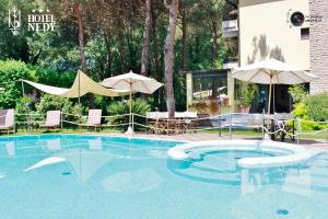 Bazén v ubytování Hotel Nedy nebo v jeho okolí