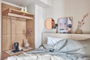 a bedroom with a bed and a mirror at Buckle Street Studios by Locke in London