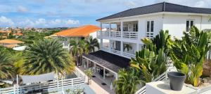 una vista aérea de una casa blanca con palmeras en B2 APARTMENT with Balcony at JAN THIEL Curacao, en Jan Thiel