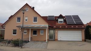 ノイマルクト・イン・デア・オーバープファルツにあるFerienwohnung Am Kapellenäckerの屋根に太陽光パネルを敷いた家
