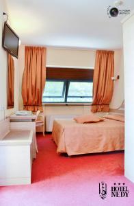 Postel nebo postele na pokoji v ubytování Hotel Nedy