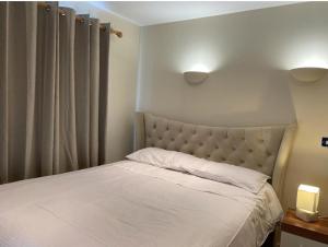 A bed or beds in a room at Remarkable 2-Bed Apartment in Cheltenham