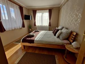 una camera da letto con un letto grande in una stanza di Katalin Apartmanház a Miskolctapolca