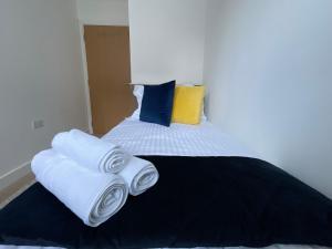 Modern 2 Bed Apt in Egham High Street, with private parking and Wifi