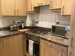 Kitchen o kitchenette sa Modern 2 Bed Apt in Egham High Street, with private parking and Wifi