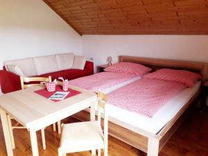 Postel nebo postele na pokoji v ubytování Gästehaus Lipnik