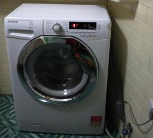 a washer and dryer in a room at Gioco dell'oca in Ponna Superiore