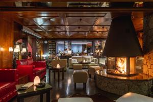 vestíbulo de un restaurante con chimenea en Boutique Hotel Albana Real - Restaurants & Spa en Zermatt