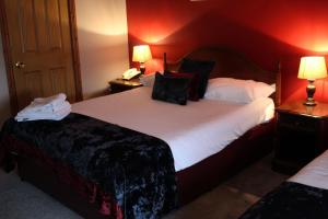 A bed or beds in a room at Bridge Hotel