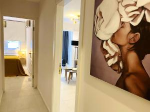 una pintura de una mujer en una pared en una habitación en Ezgi's Apartment with Private Garden in Marmaris, en Marmaris