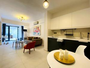 マルマリスにあるEzgi's Apartment with Private Garden in Marmarisのキッチン、リビングルーム(テーブル、椅子付)