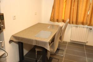 - une table dans une pièce avec 2 chaises et une fenêtre dans l'établissement Ferienwohnung Kassel, à Cassel