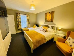 Säng eller sängar i ett rum på Bryncelyn Guesthouse