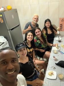 un grupo de personas posando para una foto en una mesa en Hostel Cidade Nova, en Río de Janeiro