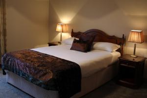 A bed or beds in a room at Bridge Hotel