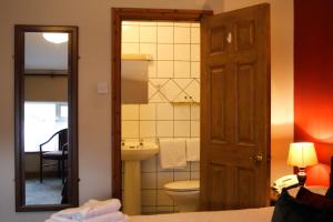 A bathroom at Bridge Hotel