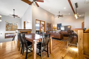 uma sala de jantar e sala de estar com uma mesa de madeira e cadeiras em Moab Springs Ranch 7 em Moab