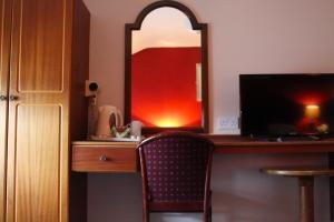 A television and/or entertainment centre at Bridge Hotel