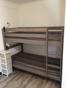 Bunk bed o mga bunk bed sa kuwarto sa Appartement Bord de Mer La Faviere