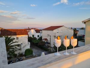 eine Gruppe von drei Kerzen auf dem Balkon in der Unterkunft Villa Mali San in Trogir