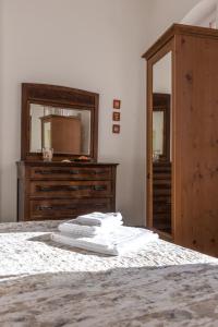 1 dormitorio con 1 cama con tocador y espejo en Casa del Borgo by Arbaspàa, en Riomaggiore