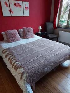 ボマルにあるB&B Le Notaireの赤い壁のベッドルームの大型ベッド1台