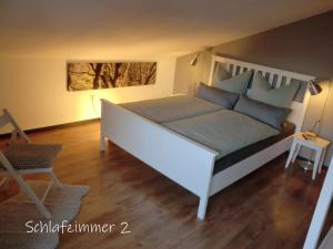 A bed or beds in a room at BESTE ZEIT Ferienwohnung