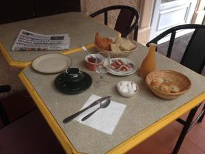 une table avec des assiettes et des bols de nourriture dans l'établissement Hostellerie du loup, à Villeneuve-Loubet