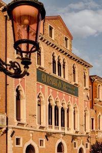 un edificio con un letrero de la calle delante de él en Il Palazzo Experimental en Venecia