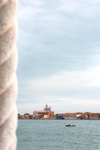 uma vista da cidade a partir da água em Il Palazzo Experimental em Veneza