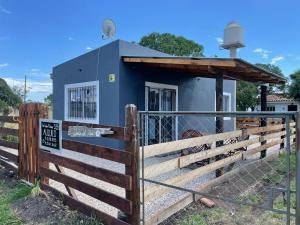 een huis achter een hek met een bord erop bij india del mar in La Estafeta
