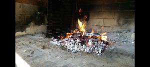 un fuego en un horno de ladrillo con un montón de basura en Kuća za odmor Gorski san, en Lokve