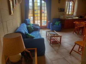 Ruang duduk di Gozo Rustic Farmhouse with stunning views and swimming pool